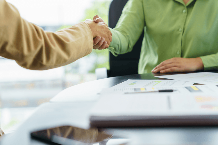 Roku spiediens biznesa tikšanās laikā